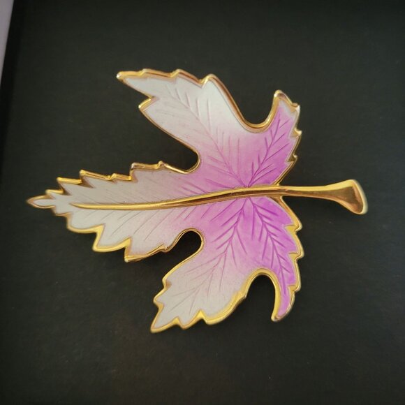 Vintage Gold Plated Pink & White Enamel Leaf Brooch Pin - Picture 1 of 3
